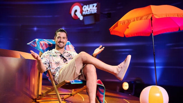 Es ist noch genügend Platz für den Sommer: Andreas Moravec lädt ab heute die ganze Woche zum „Quizmaster: Urlaubs-Spezial“ auf ServusTV. (Bild: Philipp Carl Riedl/ServusTV)