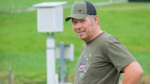 Bio-Bauer Hans-Peter Waldhör (47) vor seiner Wetterstation (Bild: Horst Einöder/Flashpictures)