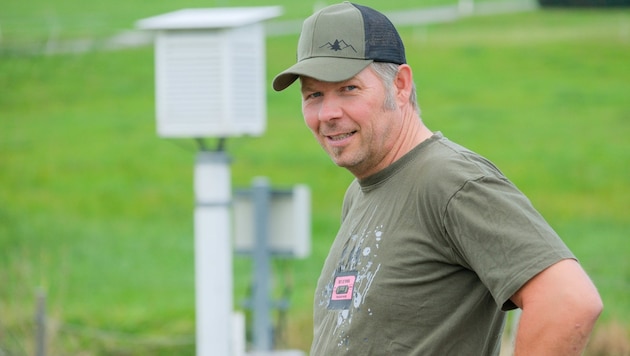 Bio-Bauer Hans-Peter Waldhör (47) vor seiner Wetterstation (Bild: Horst Einöder/Flashpictures)