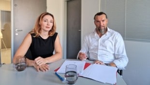 Opfer Meike Wizani mit Anwalt Hubert Niedermayr (Bild: Constantin Handl)