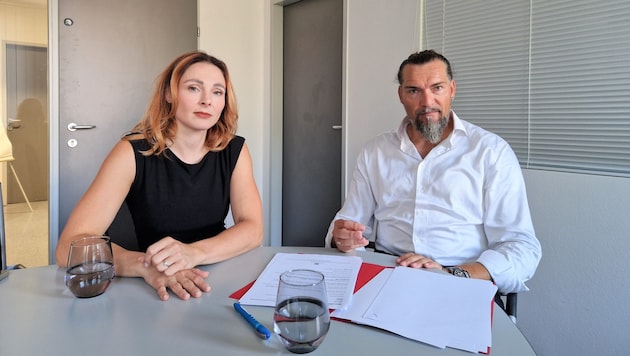 Opfer Meike Wizani mit Anwalt Hubert Niedermayr (Bild: Constantin Handl)