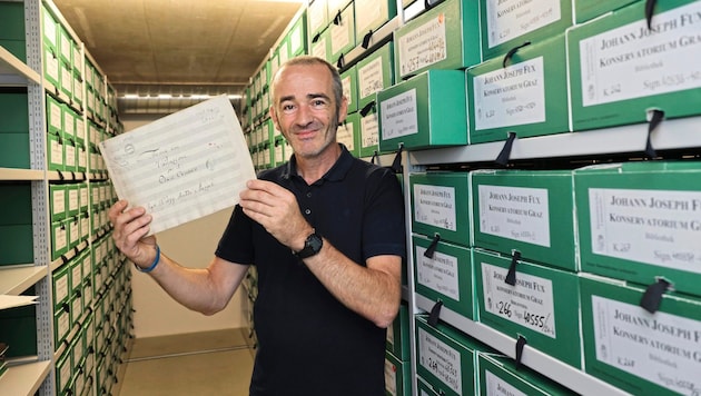 Music historian Paul Duncan in the cellar of the Styrian Provincial Archives with the "Milan Variations" (Bild: Jauschowetz Christian)