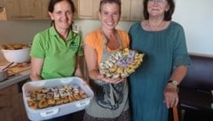 Andrea Tobler (li.) mit Uschi Zezelitsch.  Die kleinen Schmankerl wurden dankend von den Gästen angenommen.  (Bild: U.Zezelitsch)