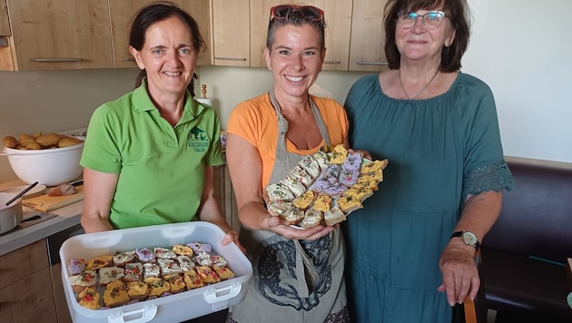 Andrea Tobler (left) with Uschi Zezelitsch. The little treats were gratefully accepted by the guests. (Bild: U.Zezelitsch)