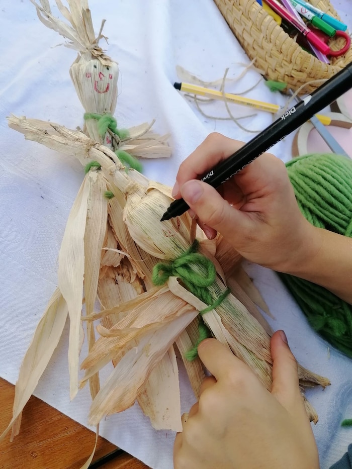 Kleine Glückshexen aus Kukurutz-Lieschen. Große und Kleine bastelten da gerne mit.