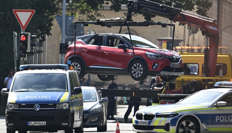 Im Familienauto mit SL-Kennzeichen fuhr Emrah I. nach München. Die bayerische Polizei ließ das Fahrzeug abholen. (Bild: LUKAS BARTH-TUTTAS)