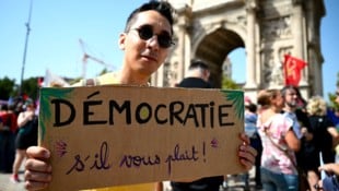 Dieser Demonstrant in Marseille fordert ganz höflich „Demokratie“. (Bild: APA/AFP/Christophe SIMON)