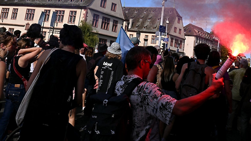 Marsch gegen Präsident Macrons Entscheidung in Straßburg (Bild: APA/AFP/SEBASTIEN BOZON)