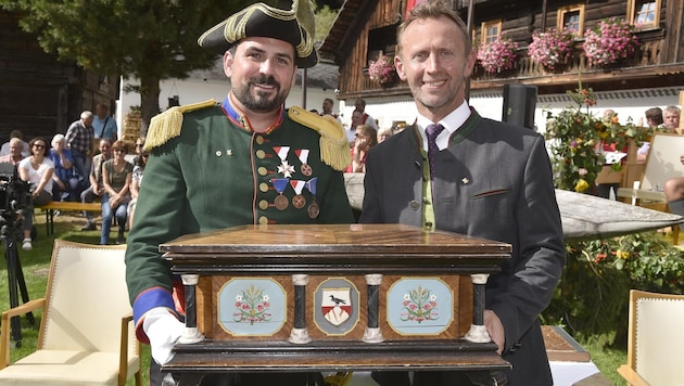 „Amtmann“ und Amtsleiter Sebastian Tosch übergab die Lade an Bürgermeister Leonhard Kocher. (Bild: Holitzky Roland)