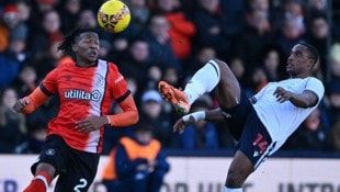 Victor Adeboyejo (re.) verletzte sich zuletzt beim Niesen! (Bild: APA/AFP/JUSTIN TALLIS)