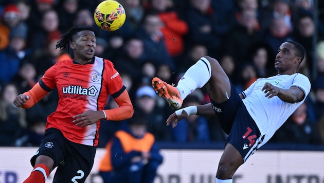 Victor Adeboyejo (re.) verletzte sich zuletzt beim Niesen! (Bild: APA/AFP/JUSTIN TALLIS)