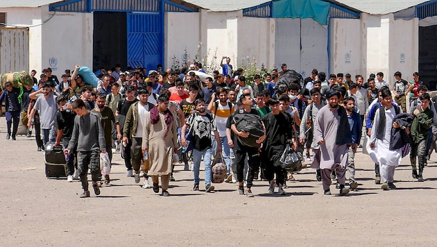 Afghanische Flüchtlinge an der iranischen Grenze (Bild: APA/AFP/Mohsen KARIMI)