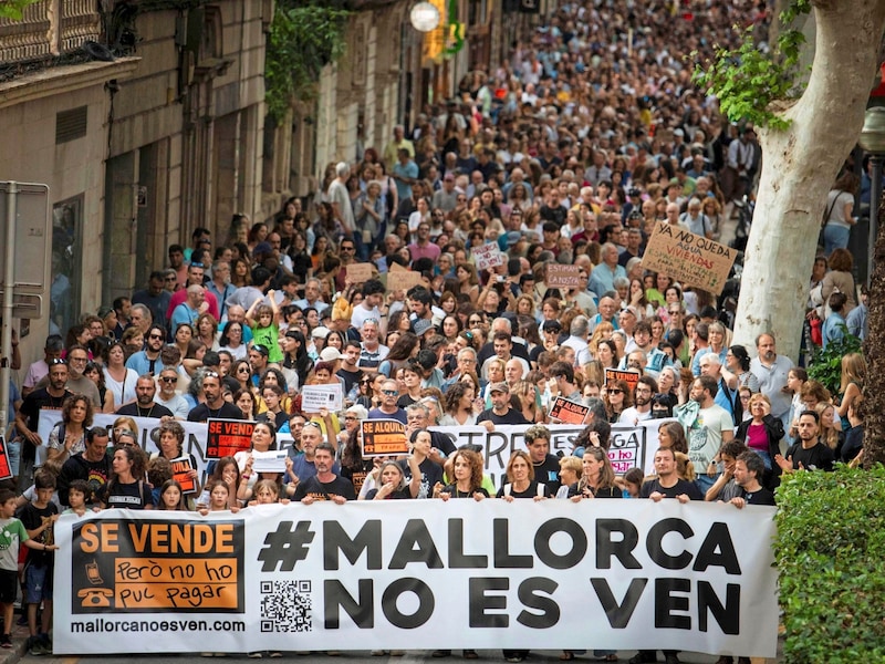 Die Bewohner der Ferieninsel Mallorca protestierten heuer mehrfach gegen die Flut an Touristen.  (Bild: AFP)