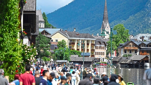 Hallstatt in the Salzkammergut is also groaning under the masses of visitors - and is now working on solutions together with other vacation resorts. (Bild: Spitzbart Wolfgang)