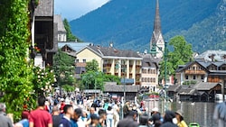 Auch Hallstatt im Salzkammergut stöhnt unter den Besuchermassen – und basteln nun gemeinsam mit anderen Urlaubsorten an Lösungen. (Bild: Spitzbart Wolfgang)