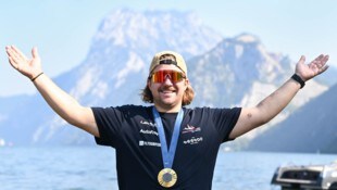 Valentin Bontus vor dem Traunstein im Surf- und Segel-Paradies Ebensee.