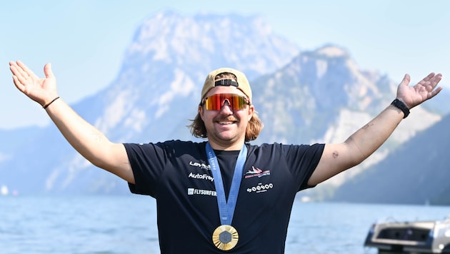 Valentin Bontus vor dem Traunstein im Surf- und Segel-Paradies Ebensee. (Bild: APA/BARBARA GINDL)