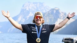 Valentin Bontus vor dem Traunstein im Surf- und Segel-Paradies Ebensee. (Bild: APA/BARBARA GINDL)