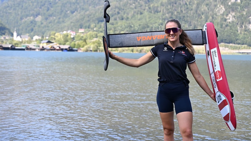 Alina Kornelli im Traunsee (Bild: APA/BARBARA GINDL)