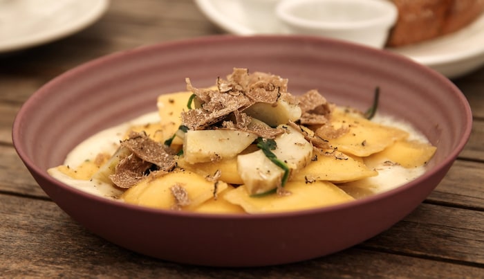 Hausgemachte Pasta gefüllt mit Artischocken