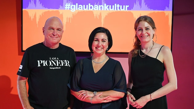 Sparkasse-OÖ General Director Stefanie Christina Huber (center), director Carlus Padrissa and "OÖ-Krone" editor-in-chief Alexandra Halouska. (Bild: Wenzel Markus)