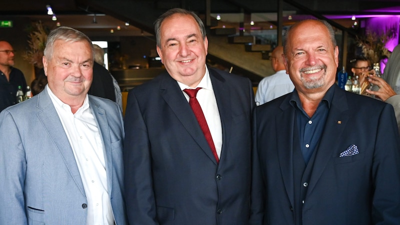 Linz-AG-Generaldirektor Erich Haider (M.) mit Günther Erhartmaier, dem Landesdirektor der Wiener Städtischen, und BBRZ-Aufsichtsratsvorsitzendem Johann Kalliauer (l.). (Bild: Wenzel Markus)