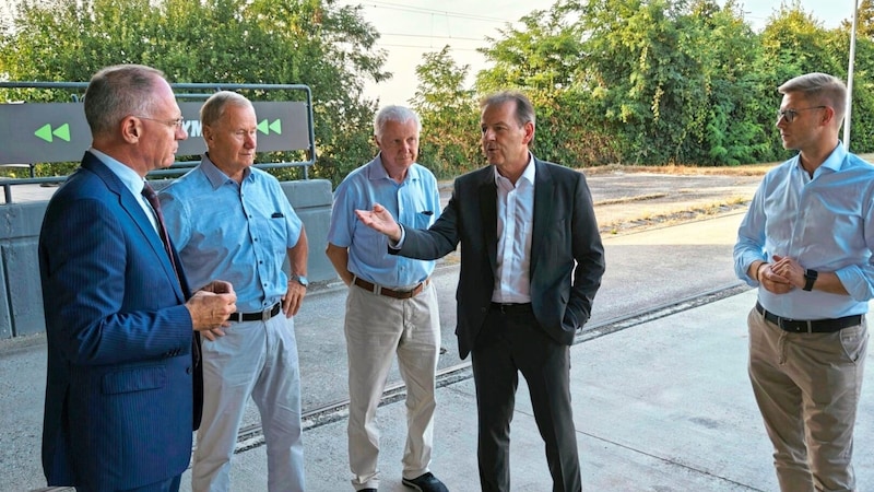 Minister Karner was with Berlakovich and mayors at the border in Deutschkreutz. (Bild: ÖVP)