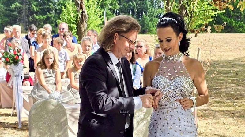 Bride and groom put the ring on in front of an idyllic backdrop. (Bild: Weber Franz/Franz Weber)