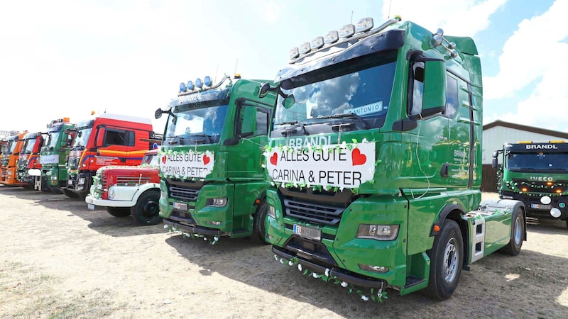 Diese Lkw-Flotte begleitete das Brautpaar in Oslip durch den Hochzeitstag. (Bild: Reinhard Judt/Krone KREATIV)