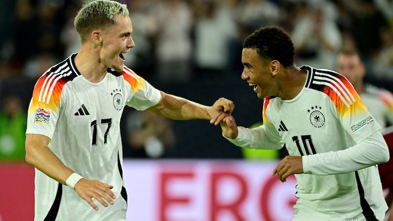 Florian Wirtz (li.) und Jamal Musiala (Bild: APA/AFP/John MACDOUGALL)