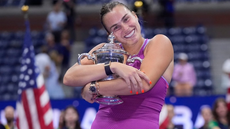 Aryna Sabalenka umarmt ihre neue Trophäe (Bild: AP ( via APA) Austria Presse Agentur/ASSOCIATED PRESS)