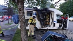 Das Wohnmobil brannte im hinteren Bereich fast komplett aus. (Bild: ZOOM Tirol/Krone KREATIV)