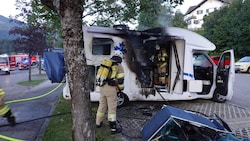 Das Wohnmobil brannte im hinteren Bereich fast komplett aus. (Bild: ZOOM Tirol/Krone KREATIV)