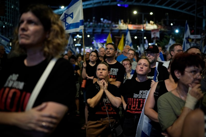 Viele Israelis fordern einen sofortigen Stopp des Gaza-Krieges. (Bild: AP/Leo Correa)