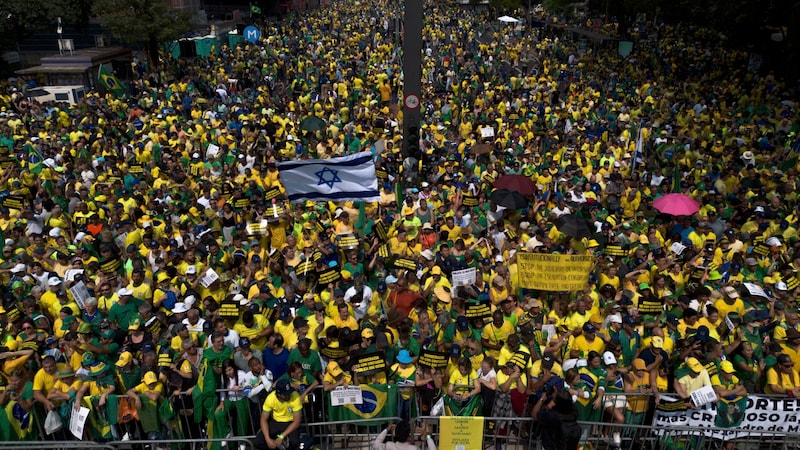 Thousands of people protested in Sao Paulo against the blocking of the online service. (Bild: AP ( via APA) Austria Presse Agentur/Ettore Chiereguini)