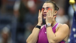 Aryna Sabalenka zeigte sich nach ihrem Sieg emotional und dachte auch an persönliche Schicksalsschläge.  (Bild: AFP/APA/CHARLY TRIBALLEAU)