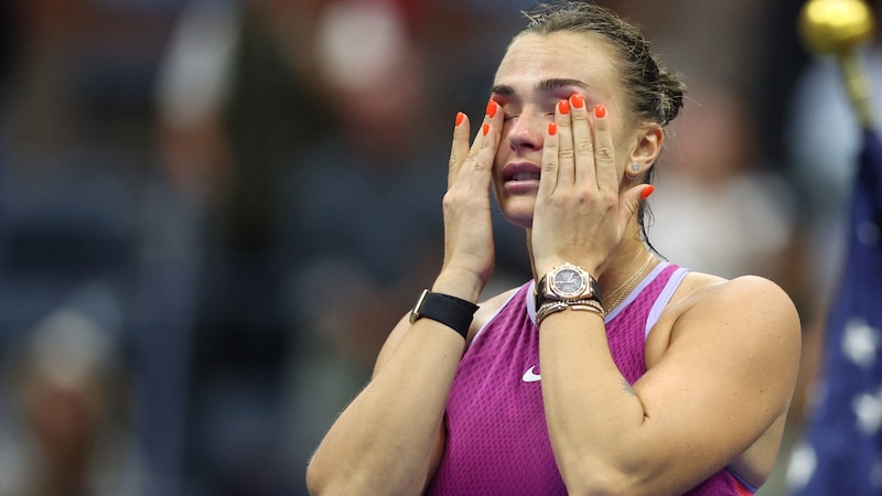 Aryna Sabalenka was emotional after her victory and also reflected on personal strokes of fate. (Bild: AFP/APA/CHARLY TRIBALLEAU)