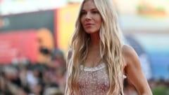 Sienna Miller zog am letzten Tag der Filmfestspiele von Venedig alle Blicke auf sich: Die Britin erschien in einem Nacktkleid am roten Teppich. (Bild: APA/AFP/Alberto PIZZOLI)