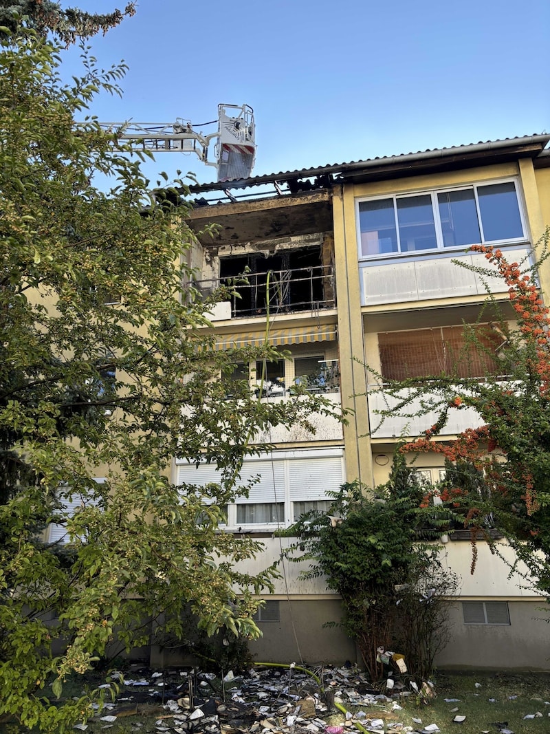 The fire quickly spread to the apartment and the roof. (Bild: Stadt Wien | Feuerwehr)