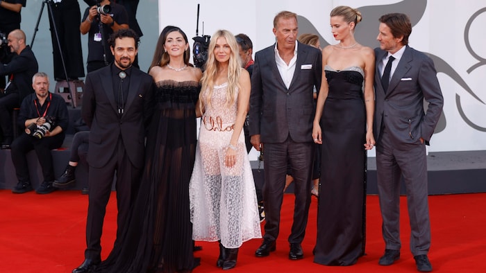 Kevin Costner mit seinen „Horizon“-Stars in Venedig