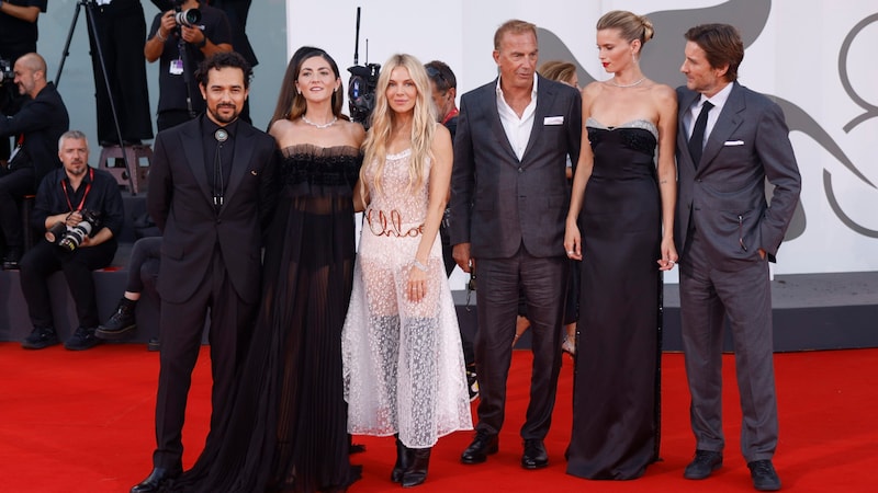 Kevin Costner with his "Horizon" stars in Venice (Bild: APA/Vianney Le Caer/Invision/AP)