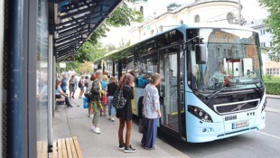 Bus und Bahn erfreuen sich bei immer mehr Tirolern großer Beliebtheit.
