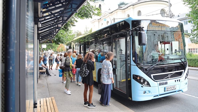 Bus und Bahn erfreuen sich bei immer mehr Tirolern großer Beliebtheit. (Bild: Birbaumer Christof/Krone KREATIV)