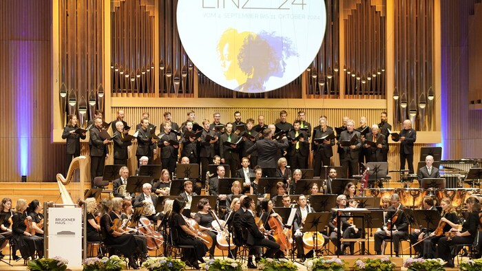 Das Bruckner Orchester Linz sowie Chöre