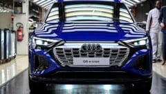 Fährt vorerst nirgendwo hin: ein brandneuer Audi Q8 e-tron (Bild: AFP/DIRK WAEM)