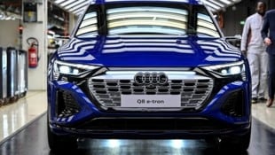 Fährt vorerst nirgendwo hin: ein brandneuer Audi Q8 e-tron (Bild: AFP/DIRK WAEM)