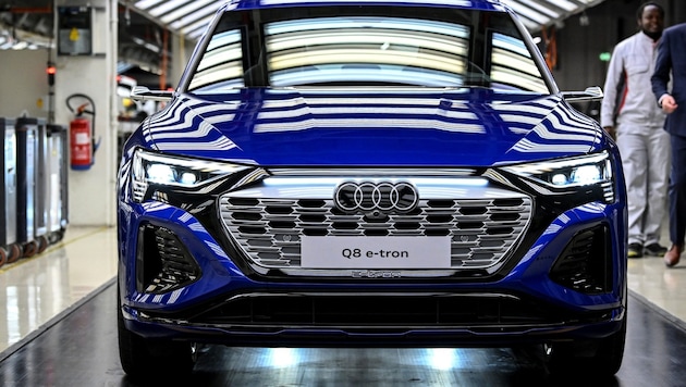 Not going anywhere for the time being: a brand new Audi Q8 e-tron (Bild: AFP/DIRK WAEM)