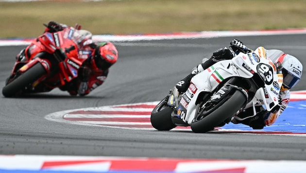 Marc Marquez (front) takes his second win in a row. But Francesco Bagnaia (rear) can also celebrate. (Bild: AFP/APA/Gabriel BOUYS)