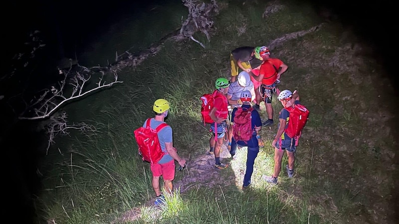 Insgesamt 13 Bergretter und ein Alpinpolizist stiegen extra auf. (Bild: BRD Gmunden)