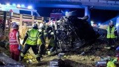 Ein Bild des Schreckens bot sich den Einsatzkräften am Unfallort. (Bild: BFKDO BADEN / Stefan Schneider)